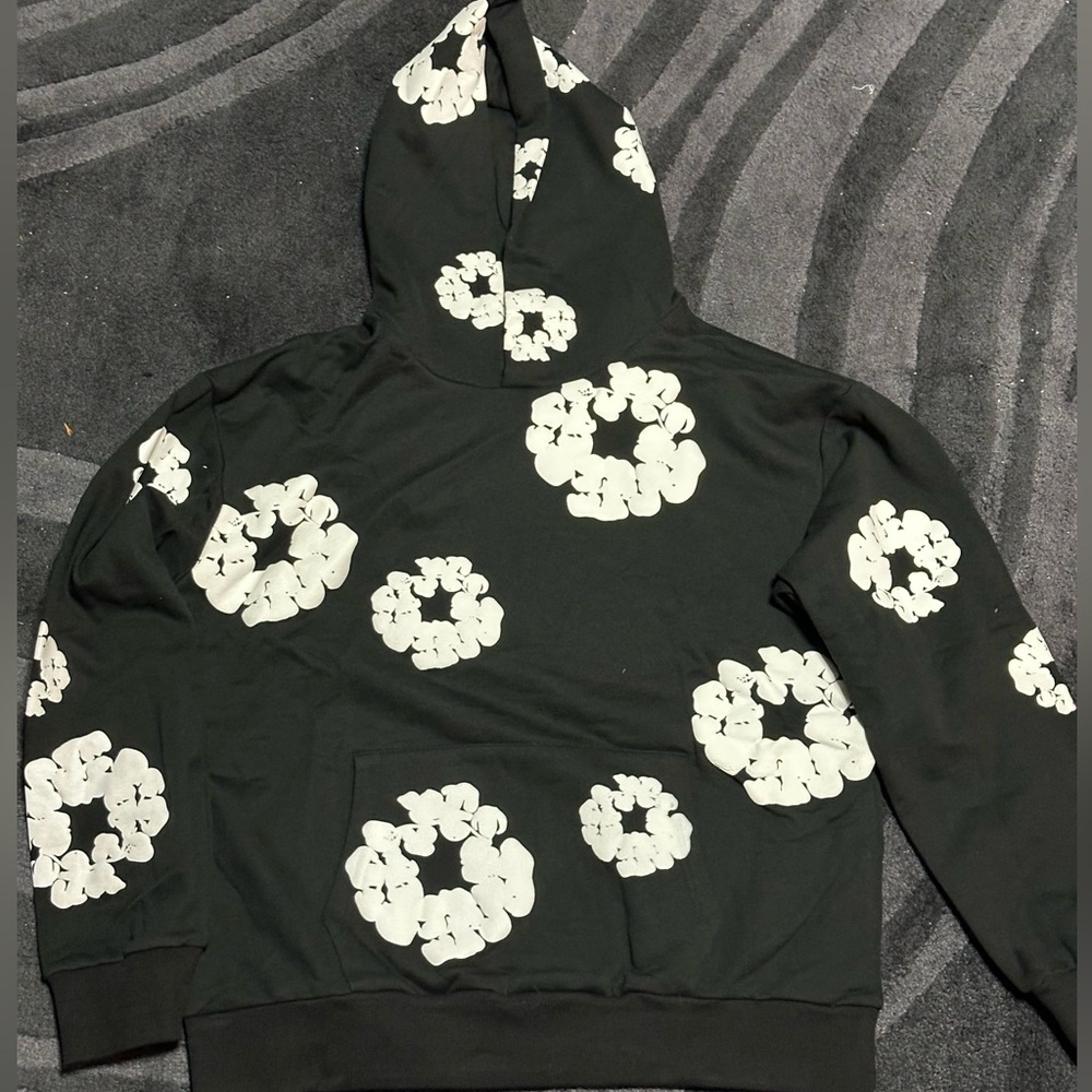 SOLD!!! Men’s Large Denin Tears Cotton Wreath Hoodie